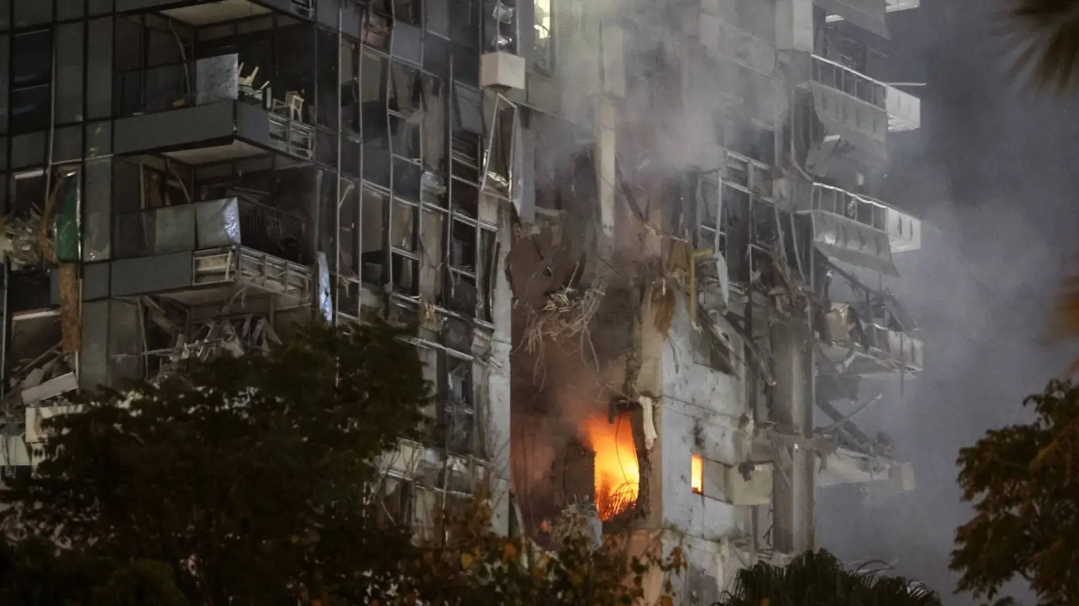 बेलायतले इरानमा रहेको आफ्नो दूतावासबाट कर्मचारीहरूलाई फिर्ता बोलाउने